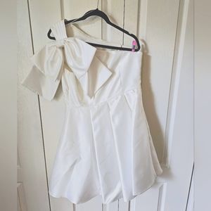Adrianna Papell Size 12 white one-shoulder Bow cocktail dress